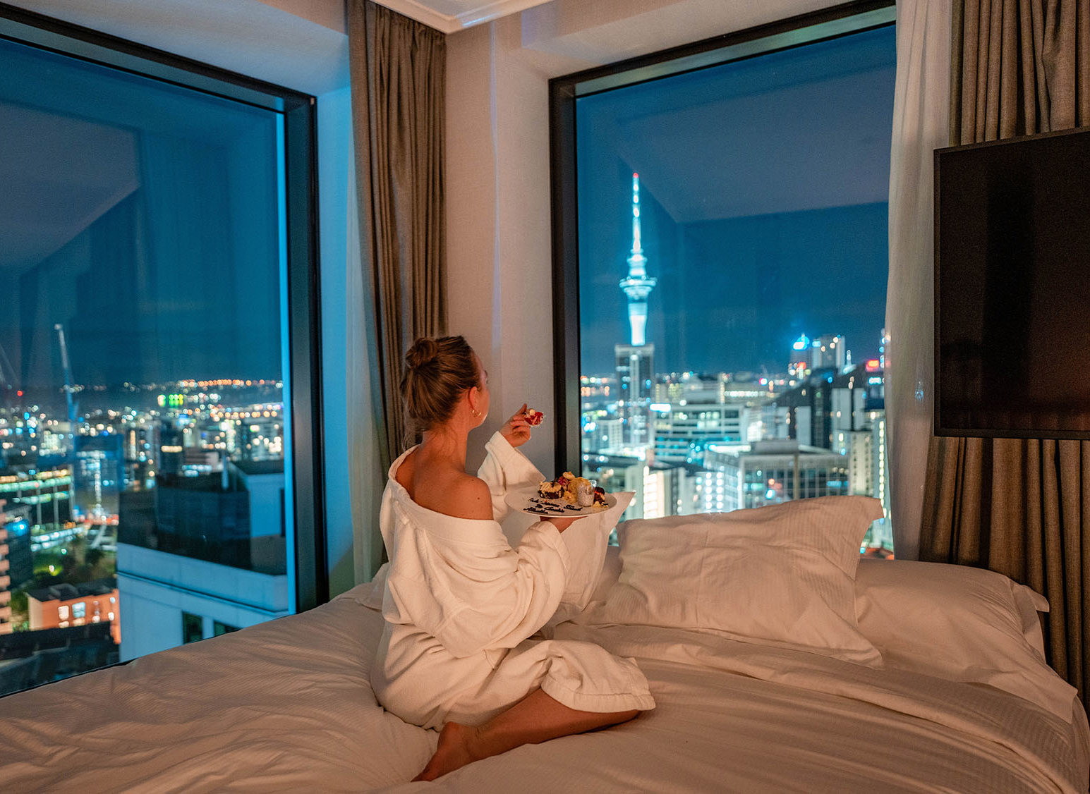 <span class='hyphen-text'>Stay in the heart of Auckland</span>