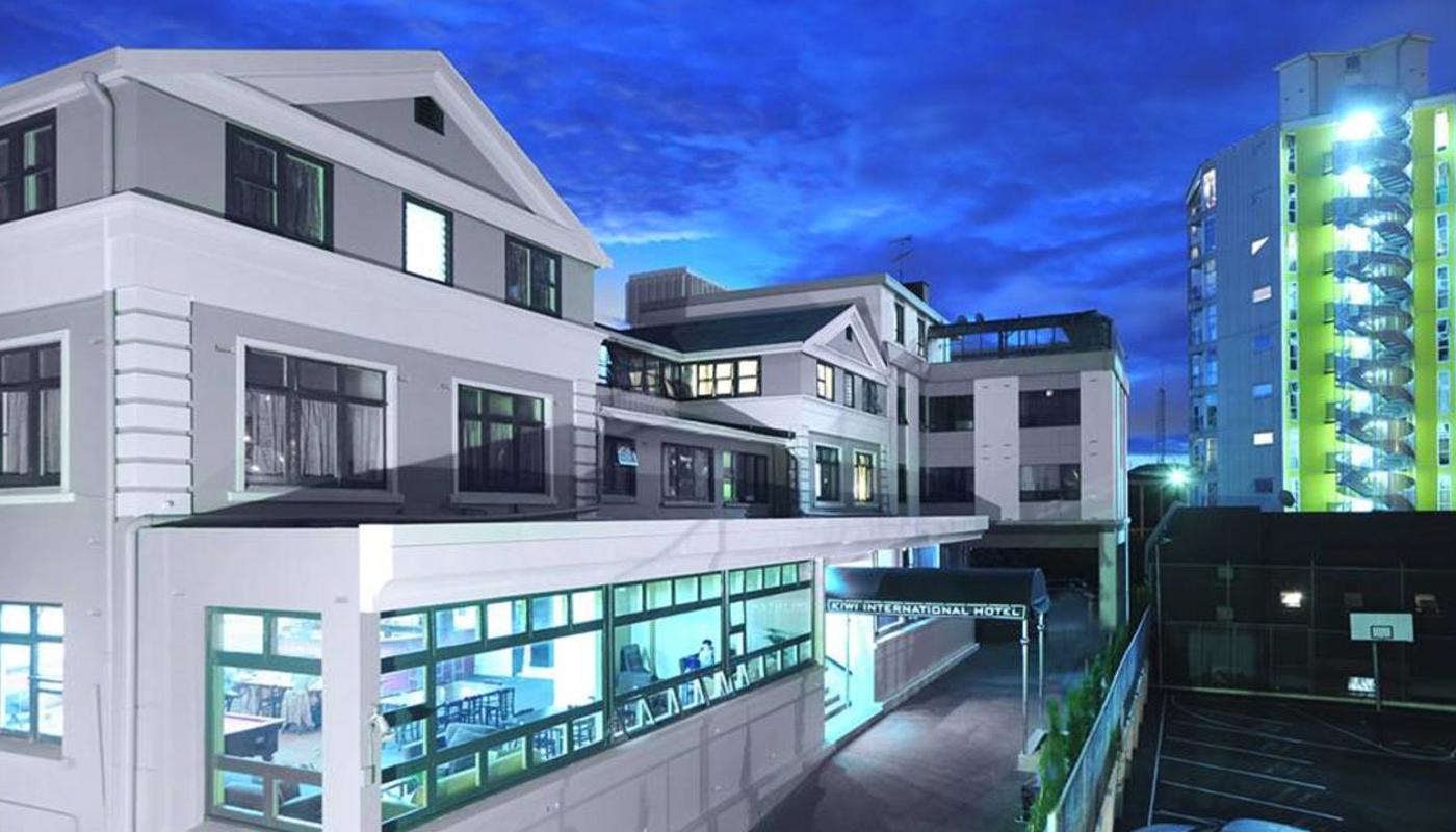 Kiwi Hotel at night